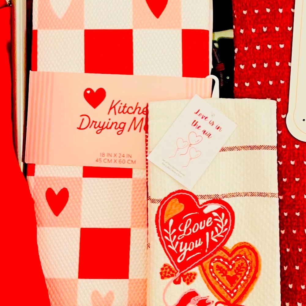 Coordinated Red & & White Valentines 💖 Kitchen Counter Matt & 2 Towels